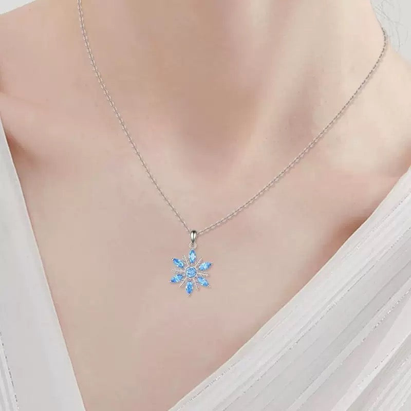 Collar con colgante de copo de nieve
