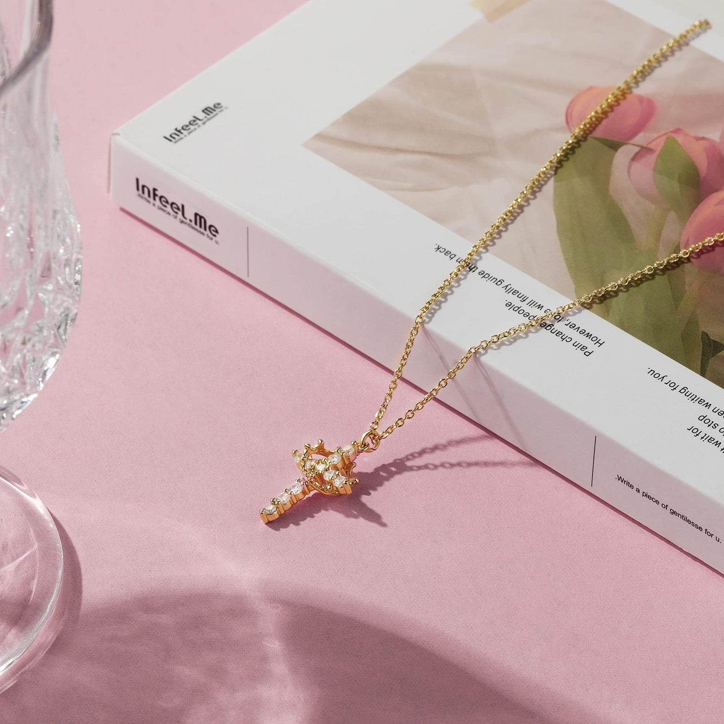 Colar com Pendente de Cruz Coroa em Ouro 14K